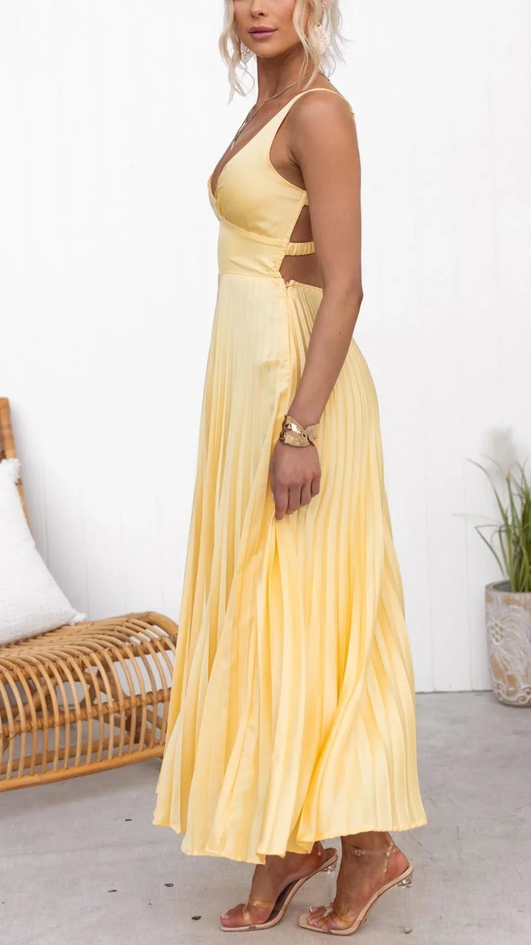 Regan™ | Flowy Pleated V-Neck Maxi Dress